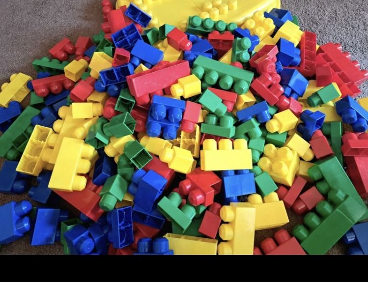 MEGA Bloks 250 pcs in Blue Tub 250 pcs Mega Blok set with buildable lid mega blocks and Legos interchangeable If you have both sets you can use them