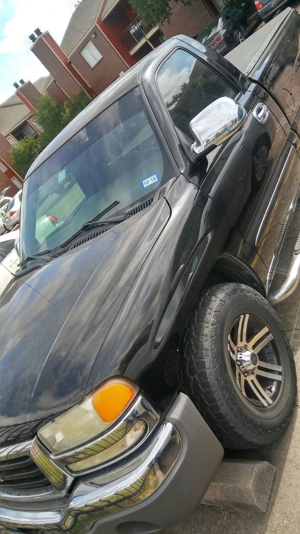 GMC Sierra 2004. 18001 millage V6 Ac transmision y motor al 100% detalle de mecanica aveses se apaga pero prende al instante