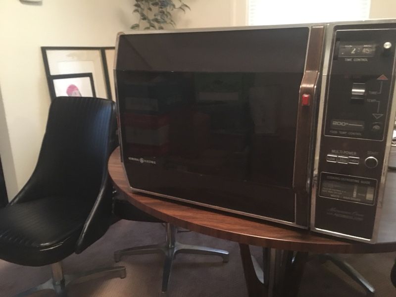 Vintage GE Microwave Oven with Automatic Chef for Sale in Ferndale, MI