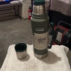 Stanley Classic Bottle – 1.1 QT (1L) – Green