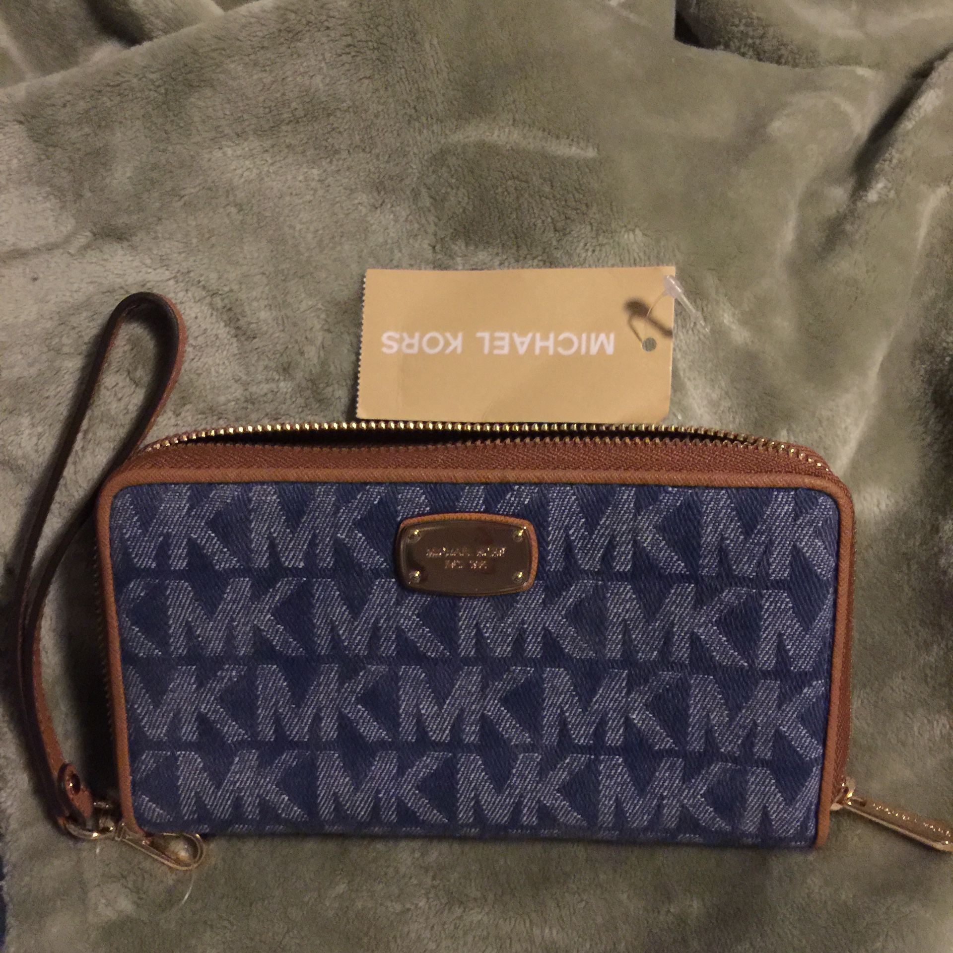 Authentic Michael Kors wallet with tag. $50 Firm Price.. Pick up in Van Nuys