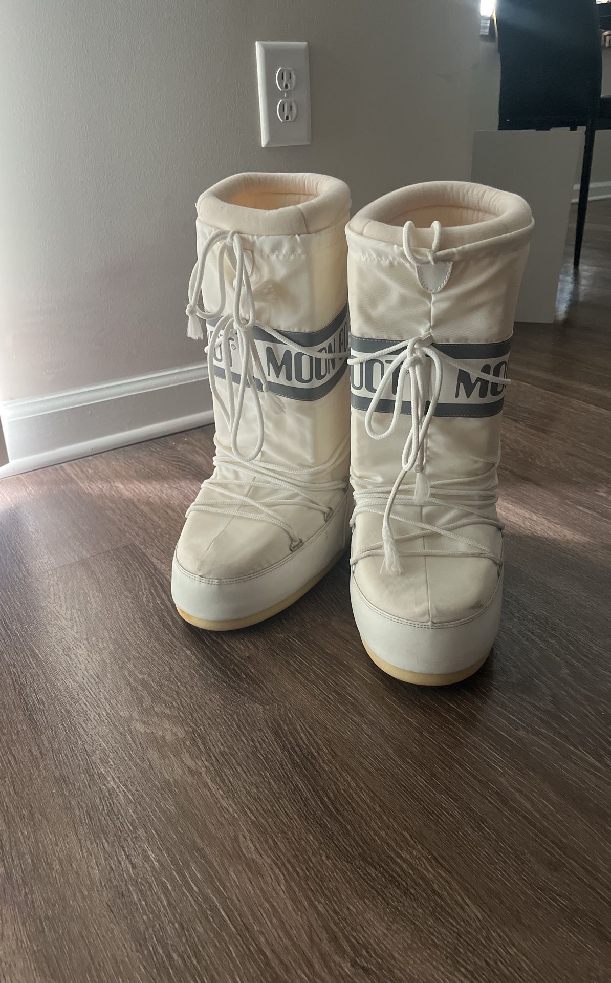 Women’s Moon Boots Size 7/8.5