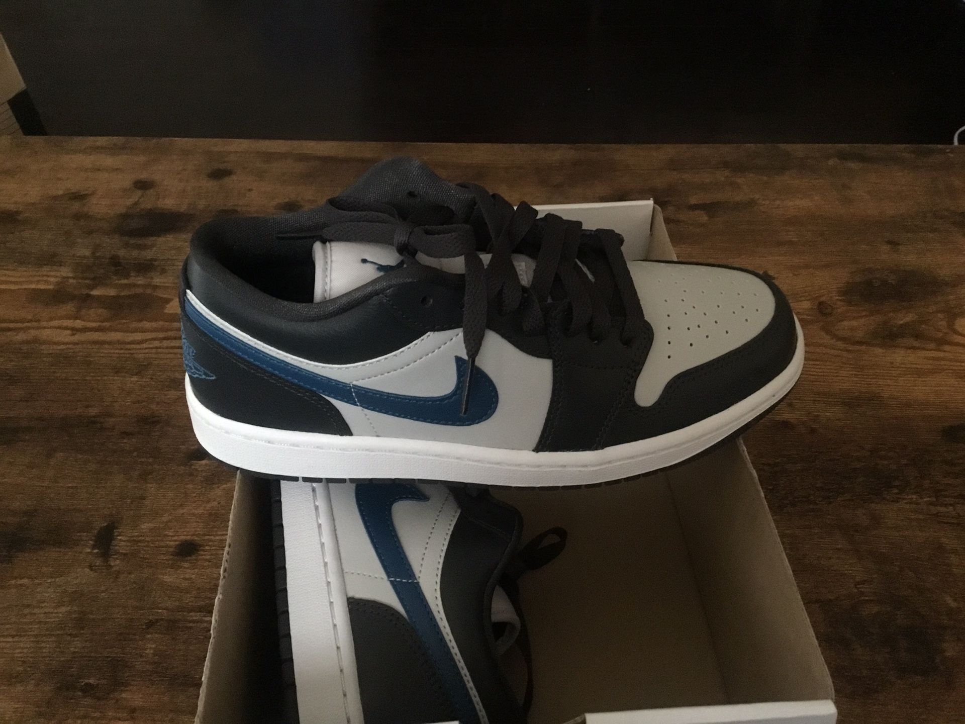 New Women’s Air Jordan 1 Low size 8