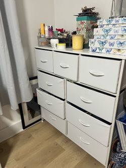 Gavetero blanco de madera con gavetas de tela