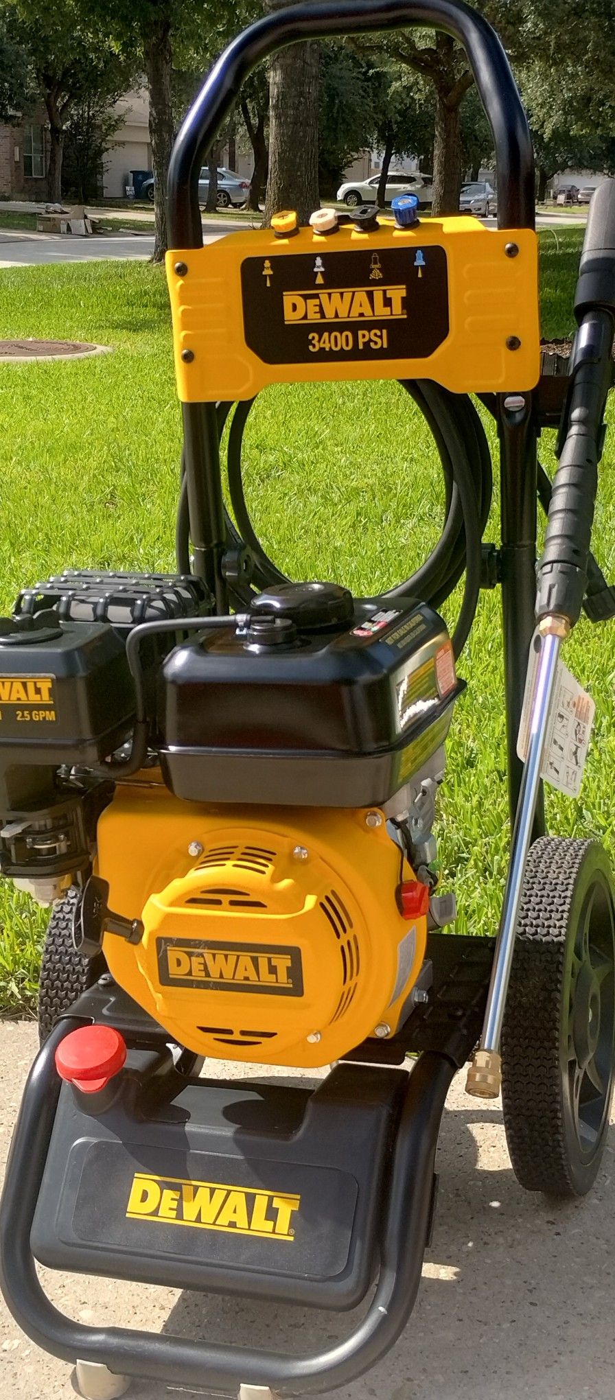 New DEWALT 3400 PSI 2.5 GPM Gas Cold Water Pressure Washer with DeWalt 210 Engine
