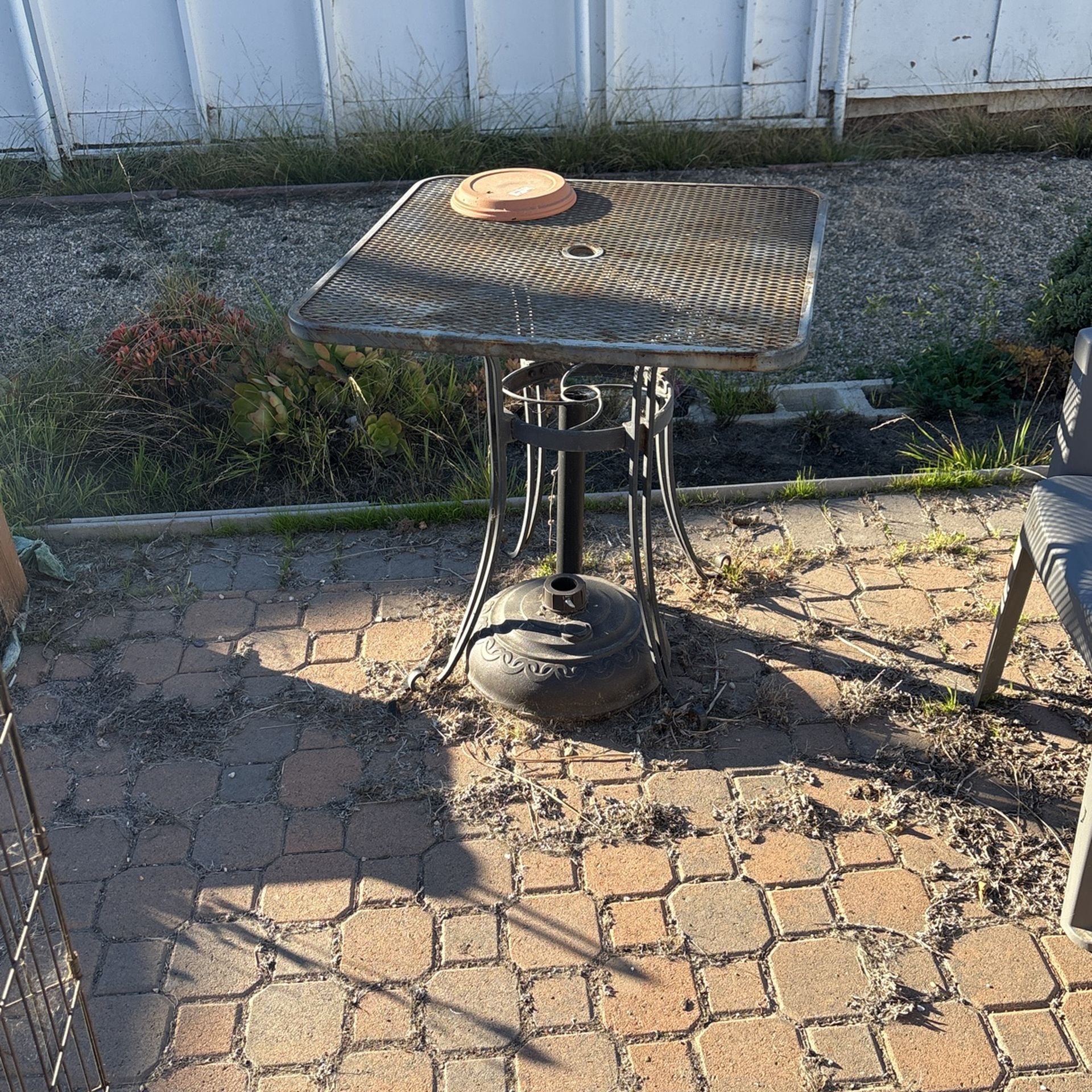 Metal Table And Chairs (3)