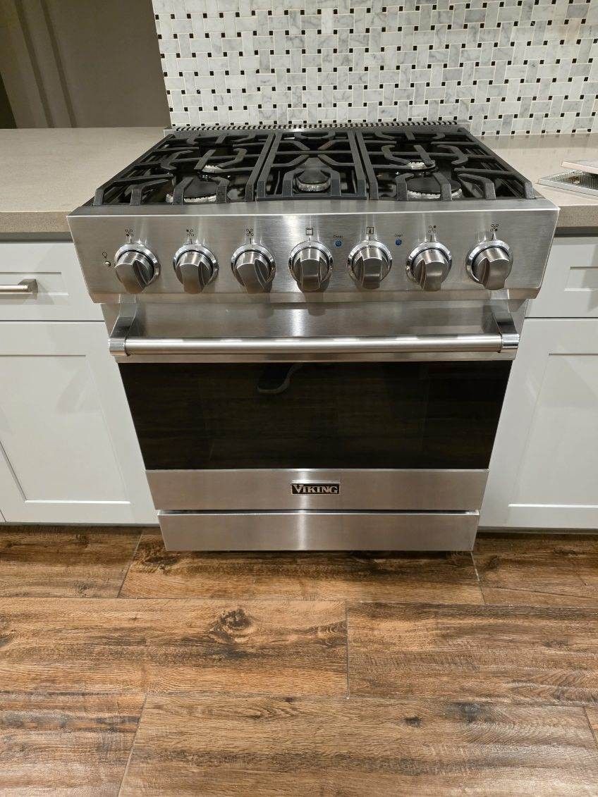 Viking Kitchen Gas Range, Fridge And Dishwasher. 2013 Models