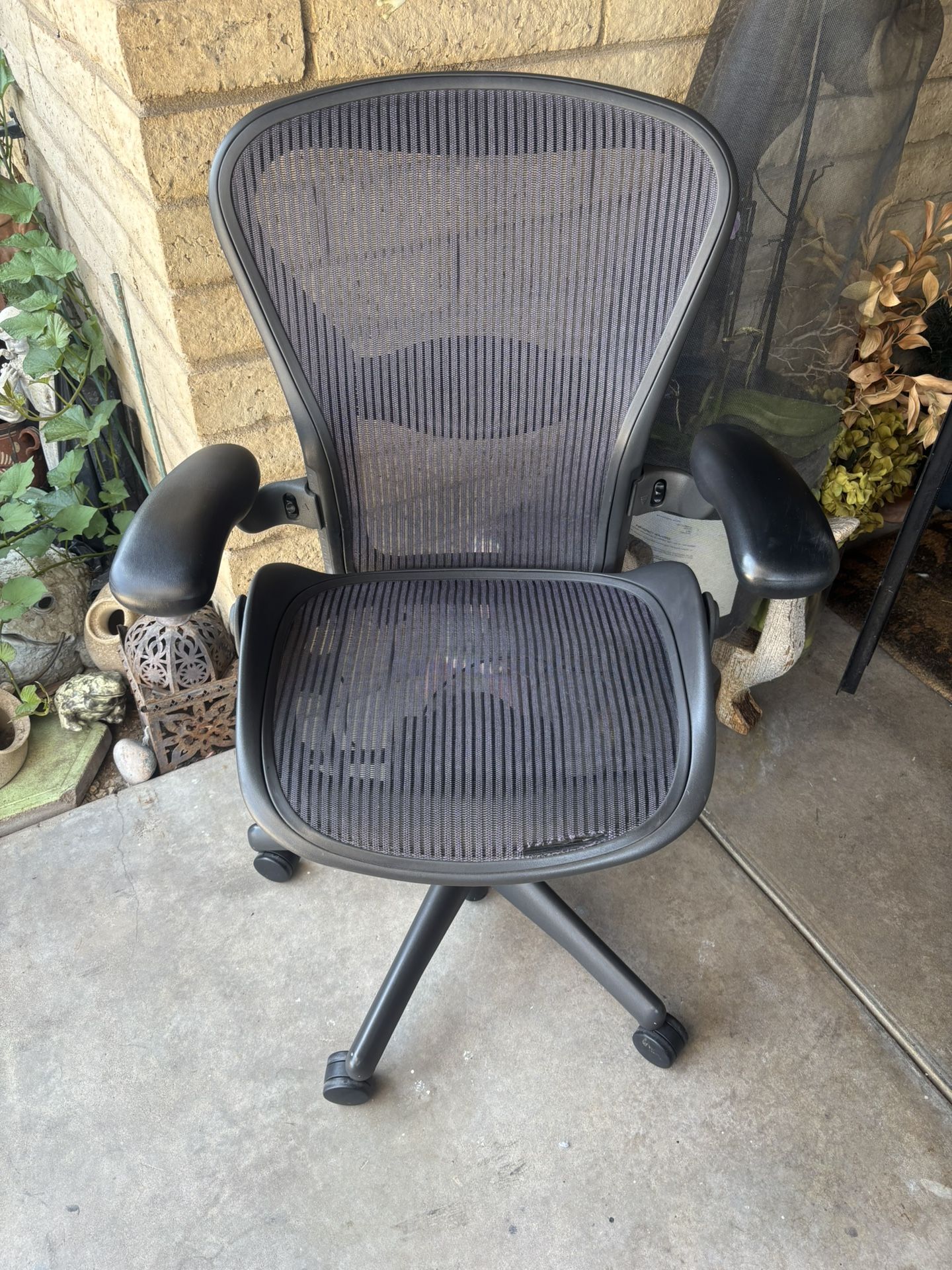 AERON HERMAN MILLER CHAIR