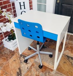Kids Desk and Chair Set