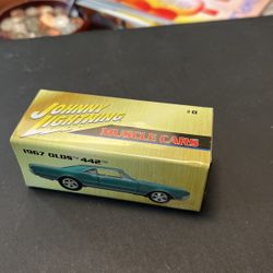 Johnny Lightning Muscle Car 1967 Olds 442 With Tin Box