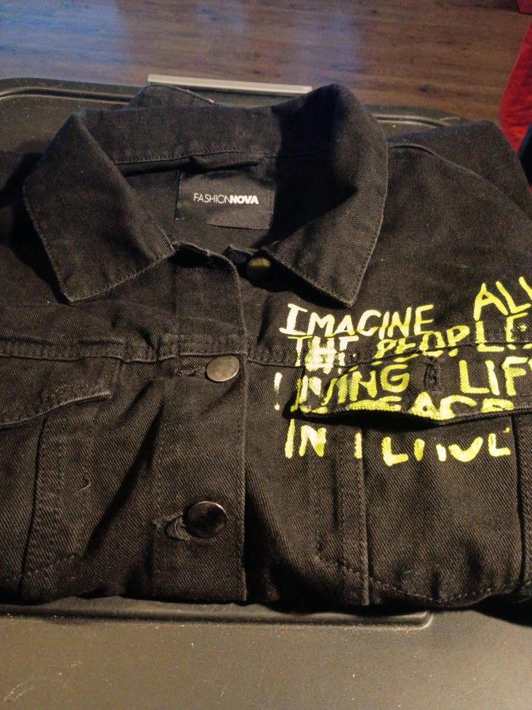 FASHION NOVA CROPPED GRAPHIC DENIM JACKET