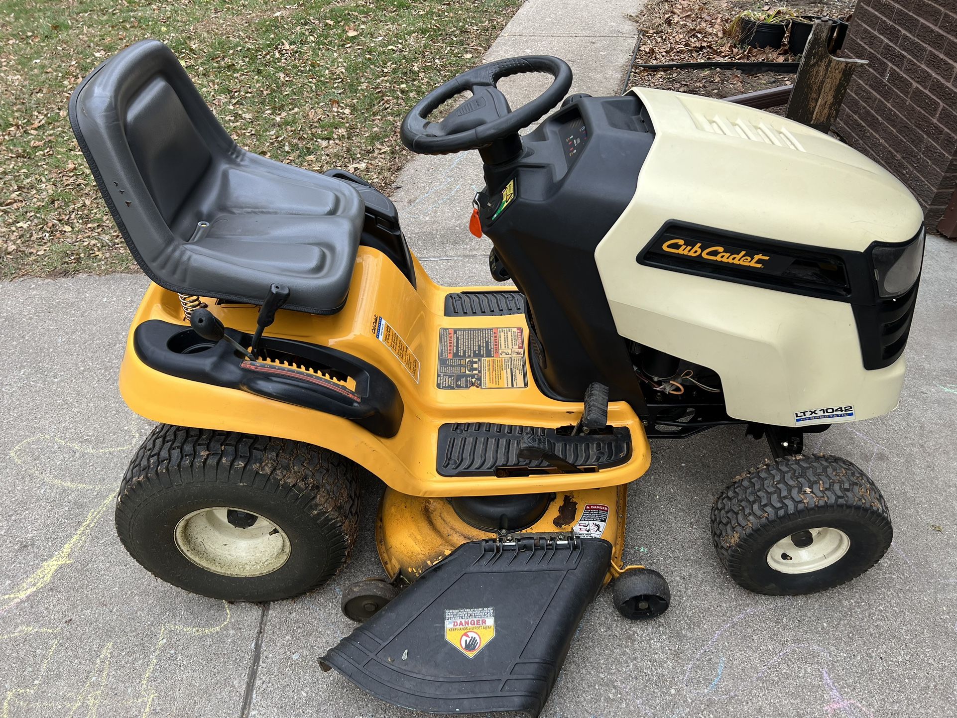 Cub Cadet LTX 1042 Riding Lawn Mower