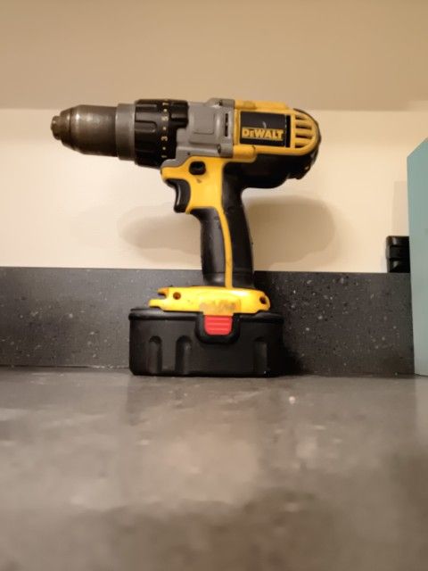 FREE DeWalt Cordless Drill/Hammerdrill/ driver