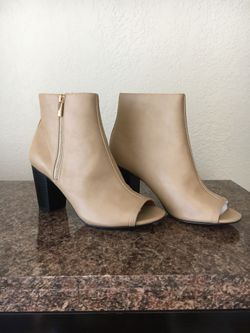 Size 8 Women’s Open-toed Boots