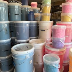 Jabón liquido para ropa 
Carisma 
Zote rosita 
Suavitel 
Ariel 
Cubetas de 5galones $35 cada una hubicado en Victorville 