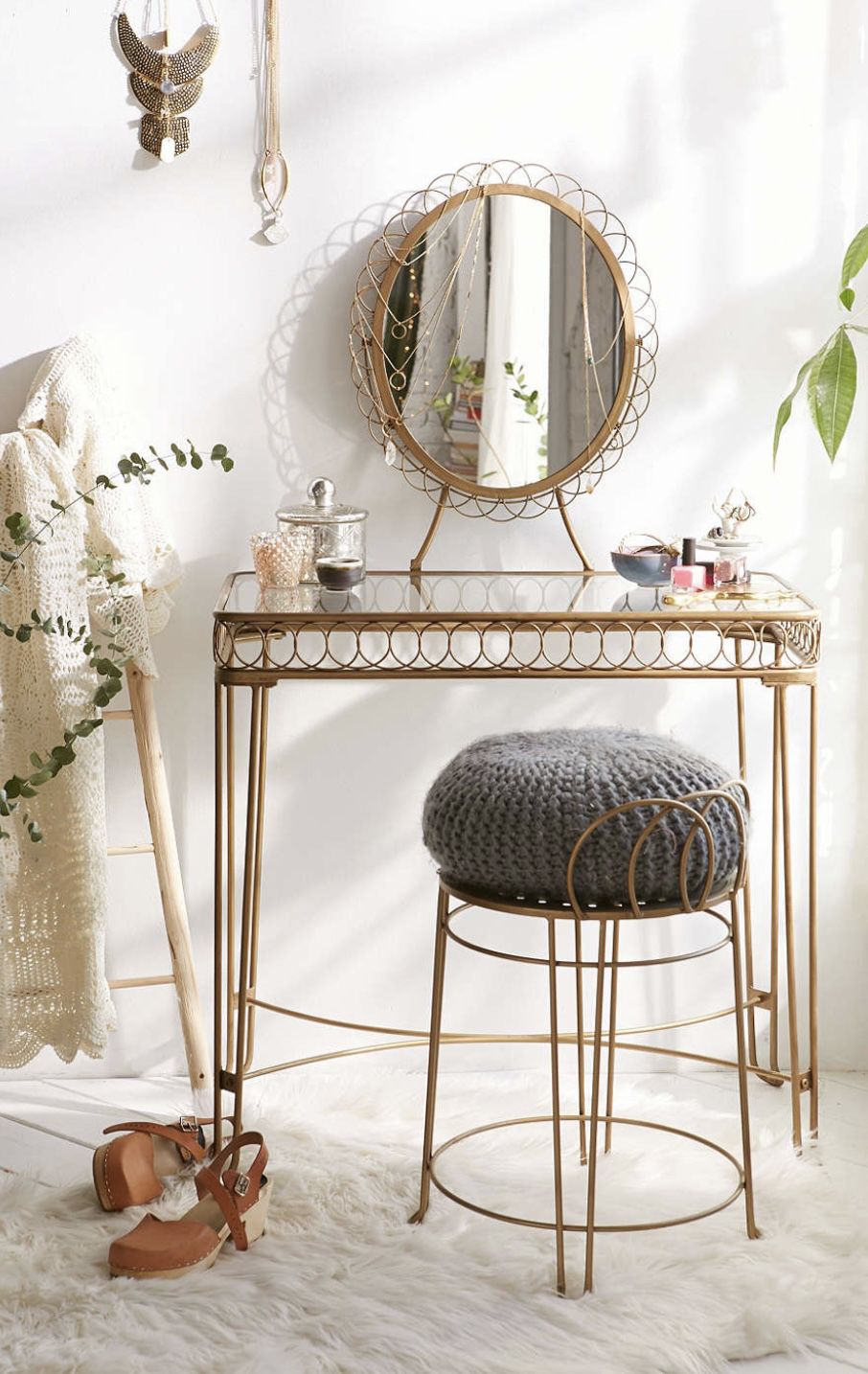 Gold Aesthetic Vanity for Sale in Los Angeles, CA - OfferUp