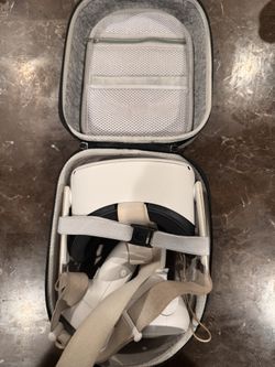 Oculus Meta Quest 2 (128GB) with Case