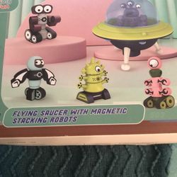 Flyer Saucer With Magnetic Robots (New)