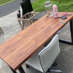 Warm Wood Top Desk W/ Normal Cream Rolling Chair