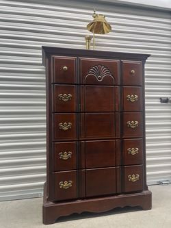 Vintage wooden dresser with 5 spacious drawers