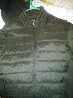 Like new mens large guess jacket. Worn a few times. No stains rips or wear on it. 25$