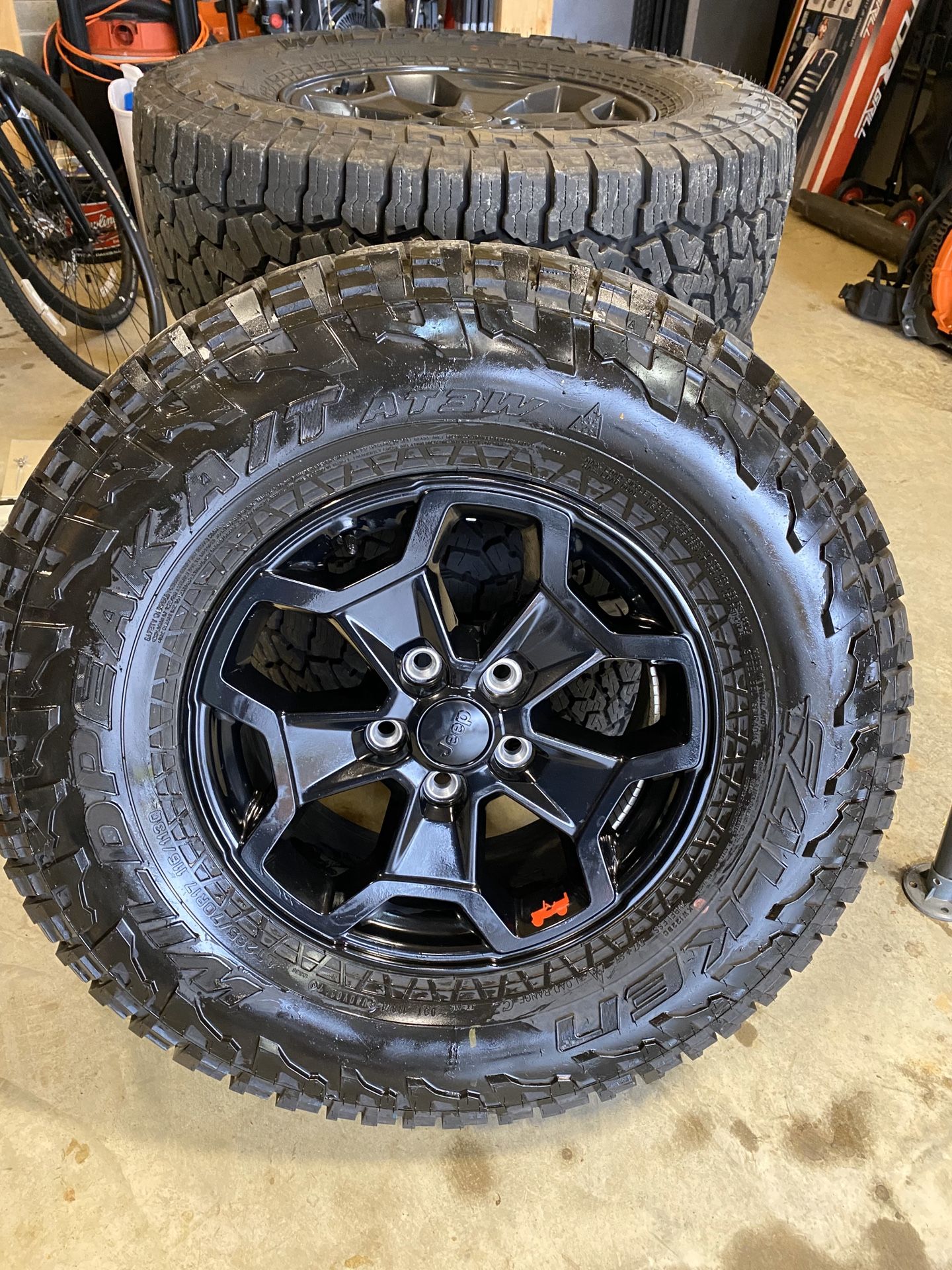 Jeep Wrangler gladiator RIMS and TIRES 285/70/r17