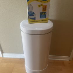 Munchkin Arm & Hammer Diaper Pail + Refill Bags
