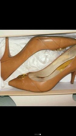 MK tan pumps