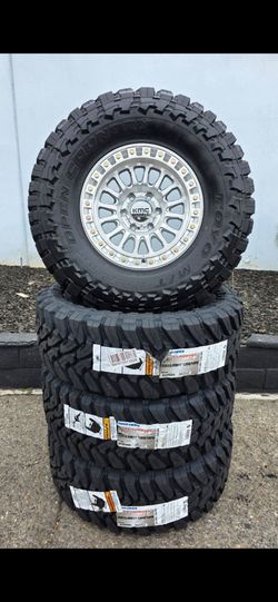 17" KMC w/ 35" Toyo MT Open Country tires