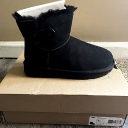 Ugg Boots Bailey Button ii Size 6