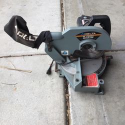Delta 10 Power  Mitter  Saw  Works perfect