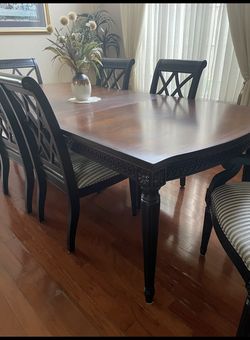 Dining Table Excellent Condition. 