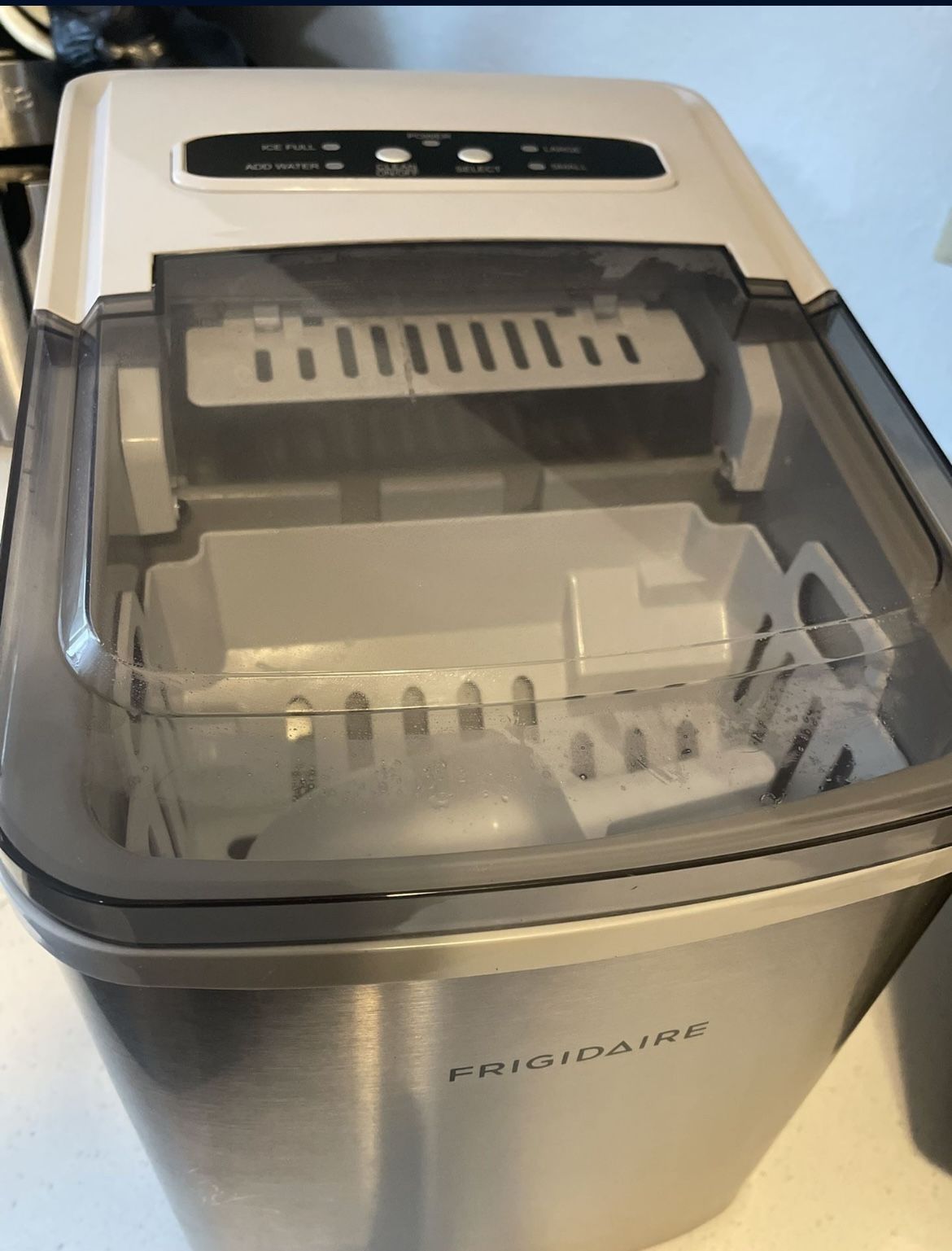 Frigidaire Portable Self Cleaning Ice Maker for Sale in Auburn, WA