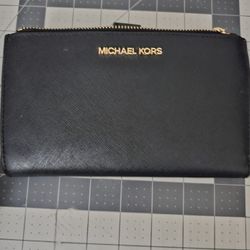 MK  Jet Set Travel Double Zip Wallet