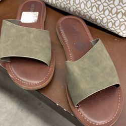 CUSHIONAIRE Women's Spicy slide Sandal with Memory Foam