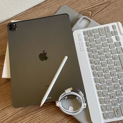 iPad Pro 12.9” (M1 chip / 2021) 5th Generation 128GB with  keyboard case and pen & Accessories