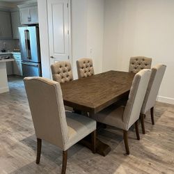 Like New dining table with 6 seats