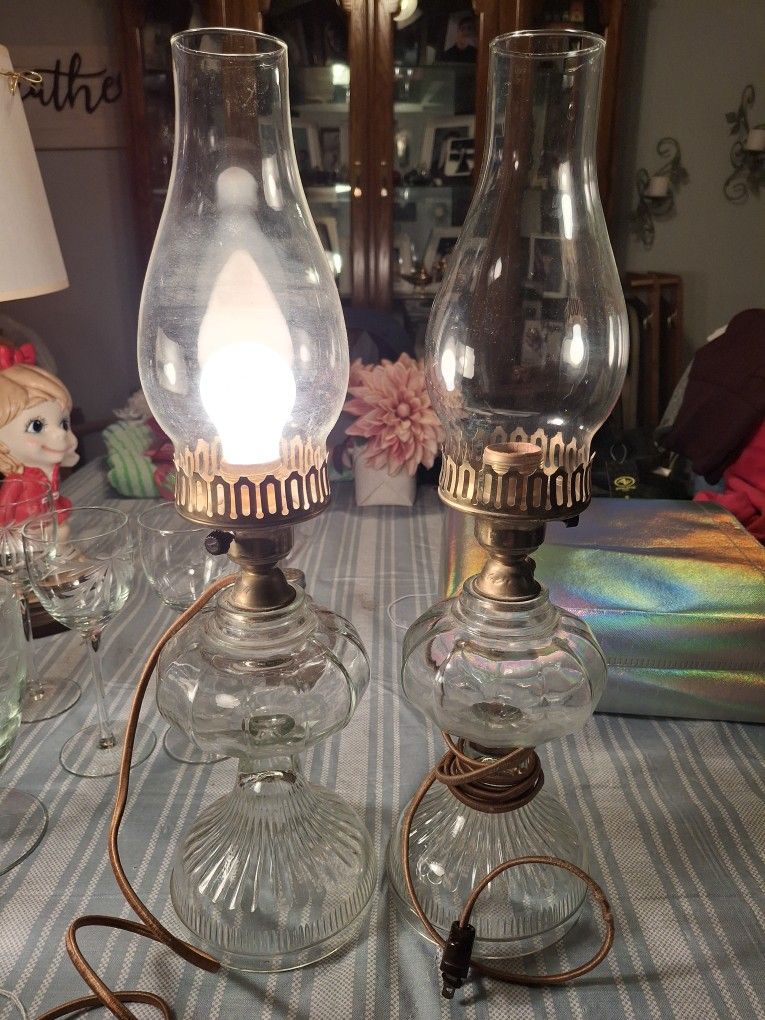 NICE PAIR OF ANTIQUE GLASS OIL LAMPS THAT'S ELECTRIC GREAT CONDITION WORKS PERFECT