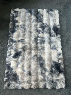 Gorgeous grey/white/black SOFT rug!