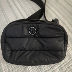 Lululemon Black crossbody bag $10