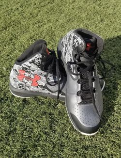Under Armour Black and Gray Digi/Camo Size 6