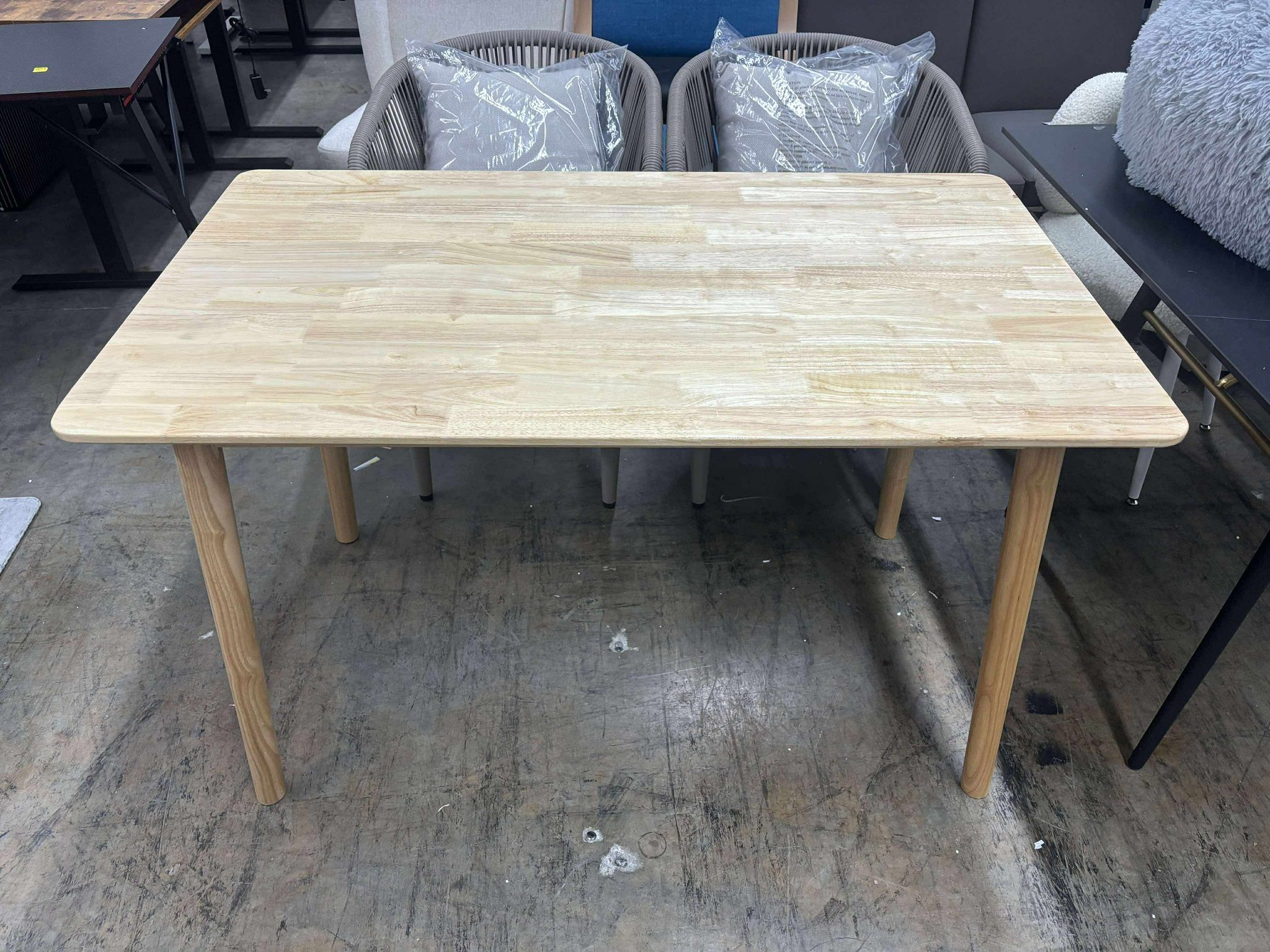 47" Malaysian Oak Rectangular Wooden Dining Table/Solid Wood Kitchen Desk (Natural Oak)(small scratch)