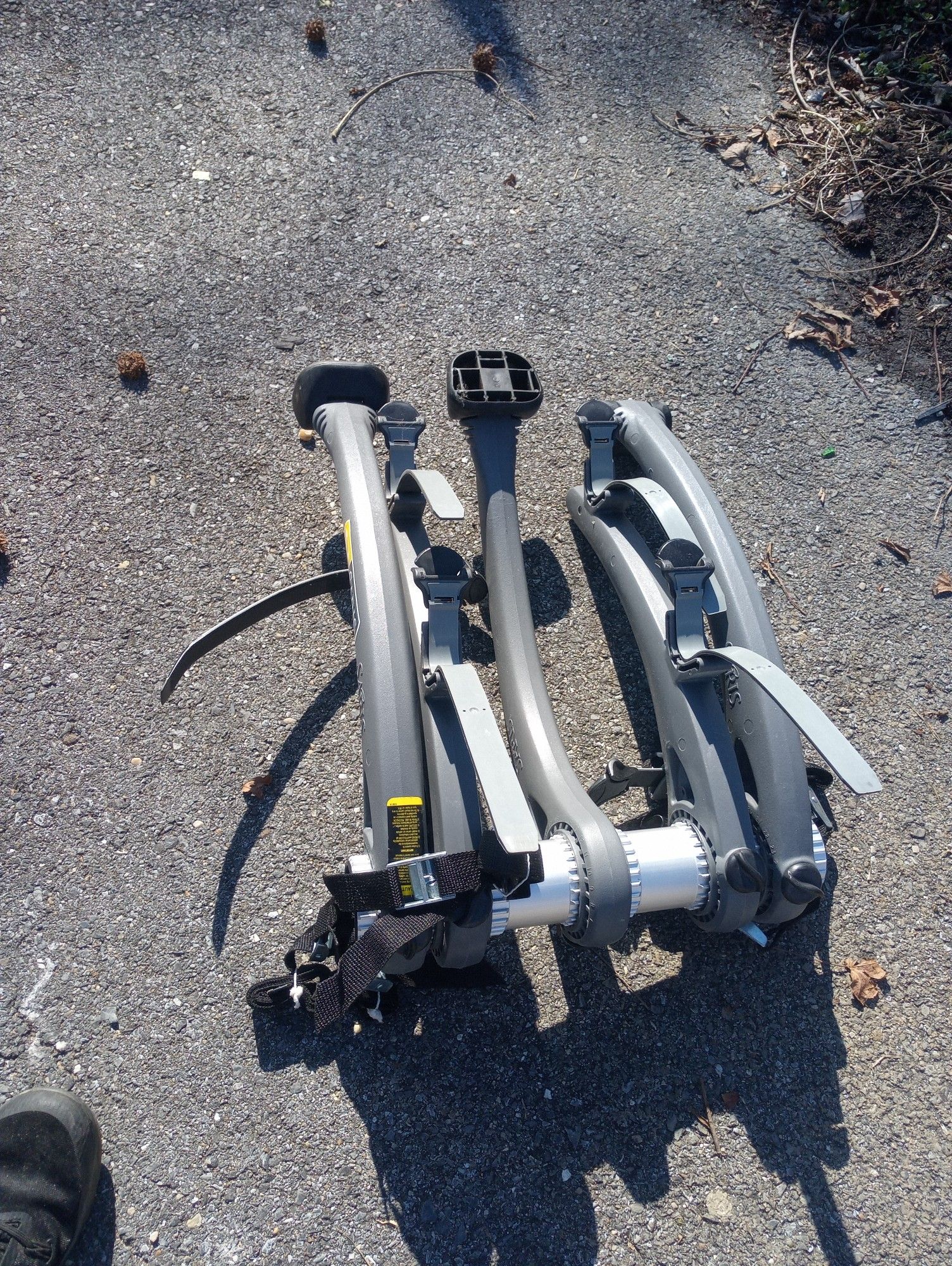 Saris bicycle rack holds 2 bicycle