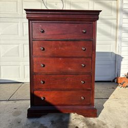 ‼️5 DRAWER DRESSER WITH BUILT IN MIRROR‼️FOR SALE 200$ OR BEST OFFER‼️DELIVERY AVAILABLE🚚
