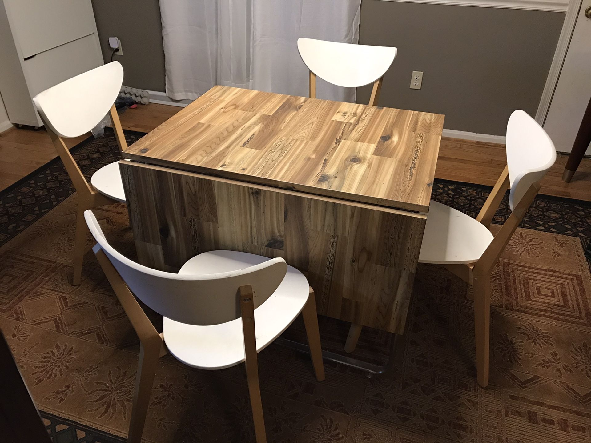 Extendable Dining Table and 4 chairs