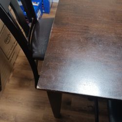 American Furniture Warehouse Tanle Year Old Has Sone Scratches Bit Atill Ver Good Condition 