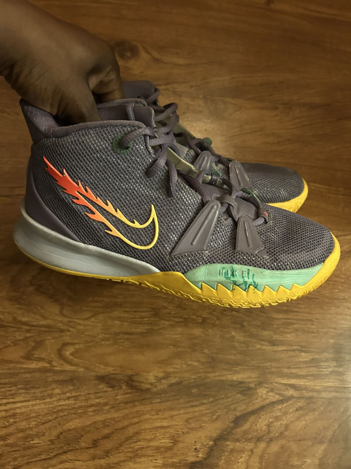 Boys youth, basketball shoes, size 6