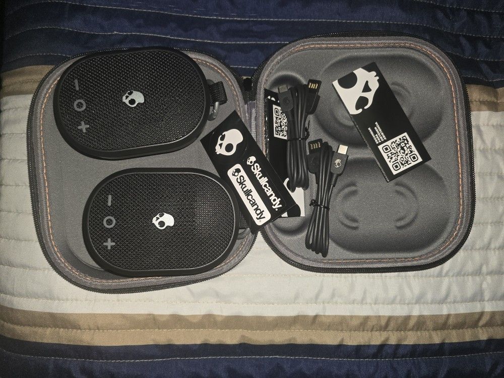 Brandnew NEW Two Speakers Extremely Loud great For Beach Or Park