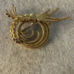 Vintage Monet Gold Tone Wreath Pattern Wreath Brooch 