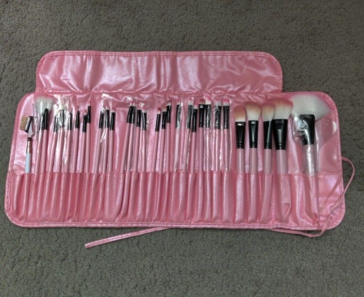 25 Piece Makeup brushes 